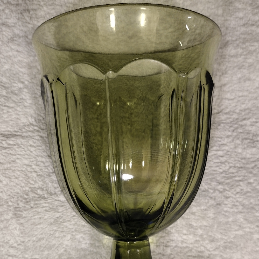 Set of 4 Green Glass Goblets - Picture 4 of 7